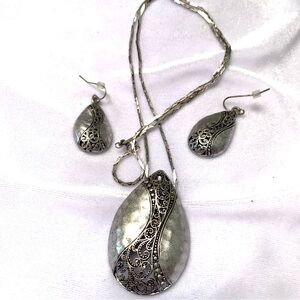 Premier Designs Gray and Silver tone Lattice work Pendant Necklace and Earrings